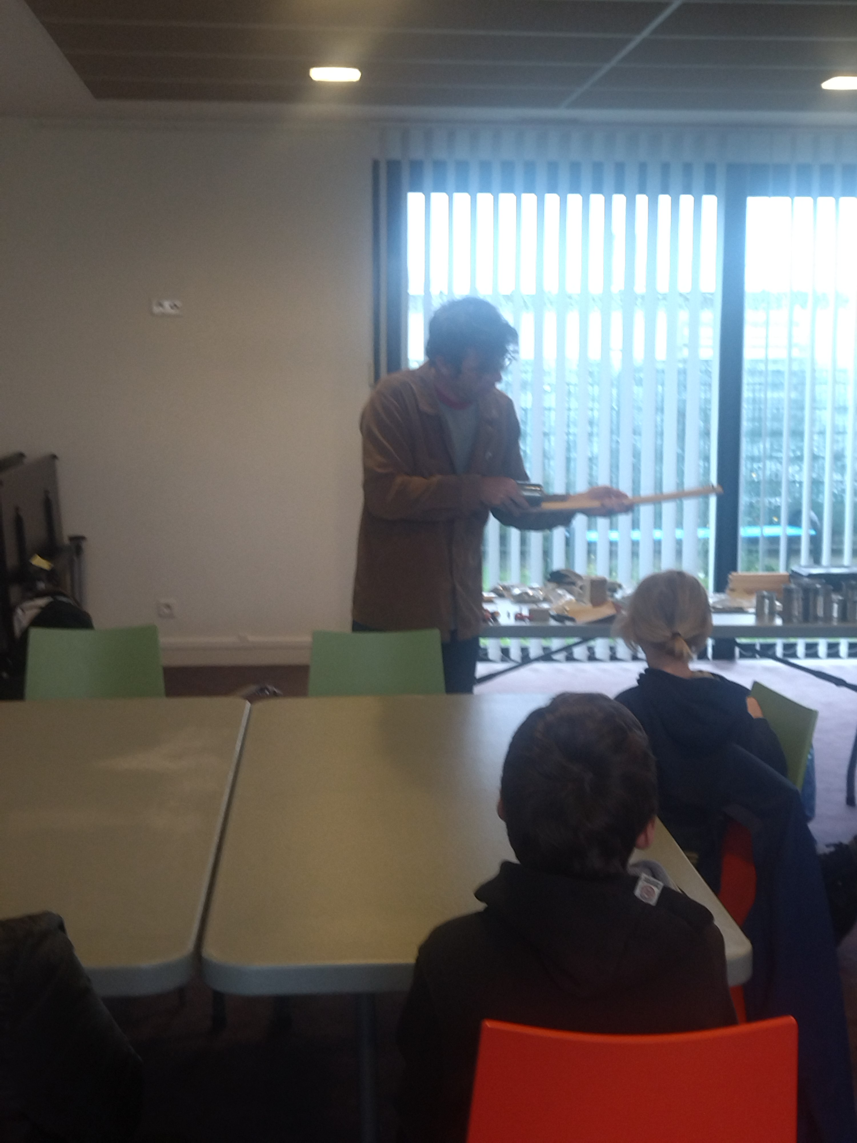 Homme avec un monocorde